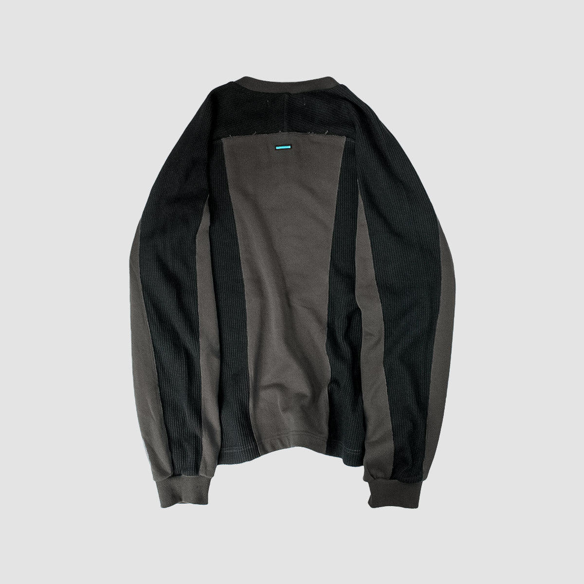MUZE TURQUOISE LABEL - 【STRIPE HENLEY NECK WAFFLE SWEAT】(BLACK×CHARCOAL)ミューズ 2023年秋冬 ヘンリーネック ワッフル スウェット ブラック チャコール