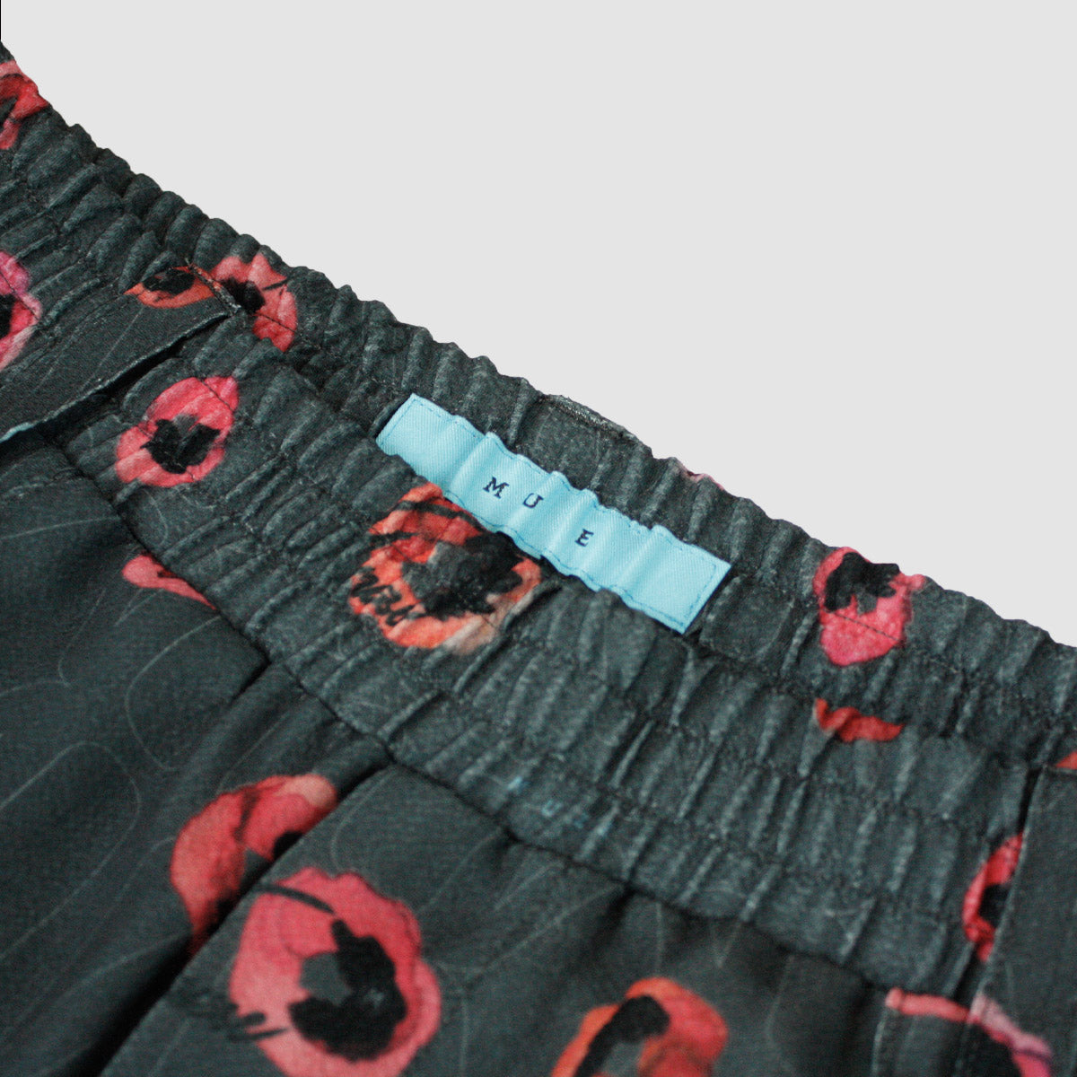 MUZE TURQUOISE LABEL - FLOWER HANDWRITING LOGO EASY PANTS (CHARCOAL GRAY) ミューズ グラフィック パンツ チャコール