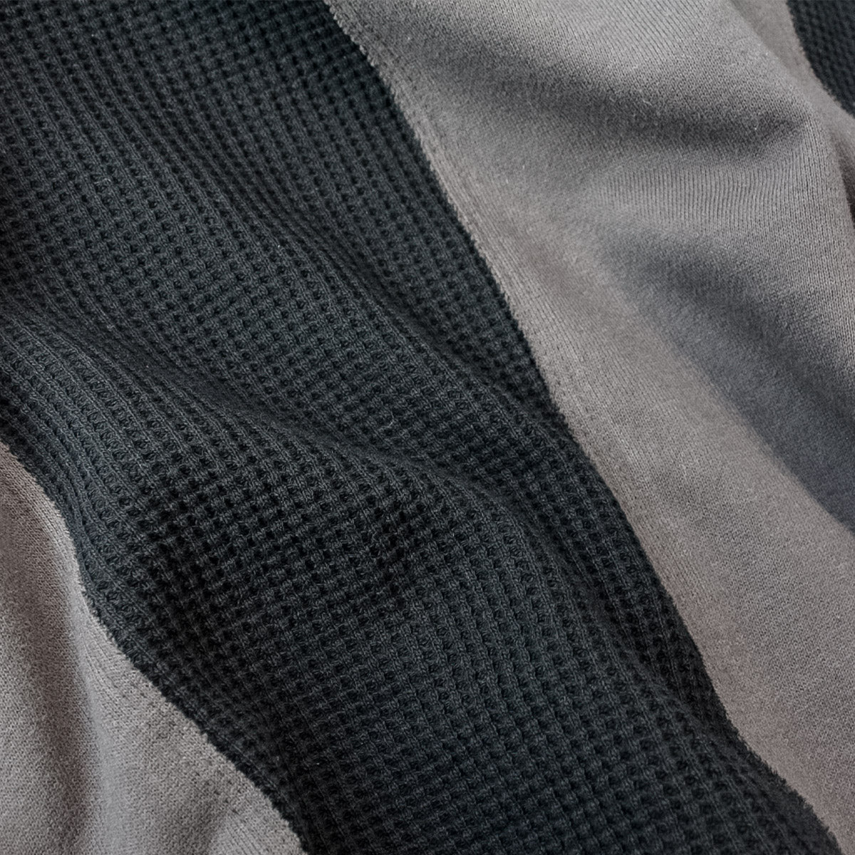 MUZE TURQUOISE LABEL - 【STRIPE HENLEY NECK WAFFLE SWEAT】(BLACK×CHARCOAL)ミューズ 2023年秋冬 ヘンリーネック ワッフル スウェット ブラック チャコール