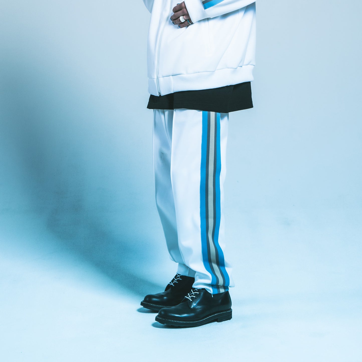 MUZE TURQUOISE LABEL - TRACK JERSEY PANTS(WHITE×TURQUOISE LINE) ミューズ 2023年春夏 ジャージスラックス ホワイト