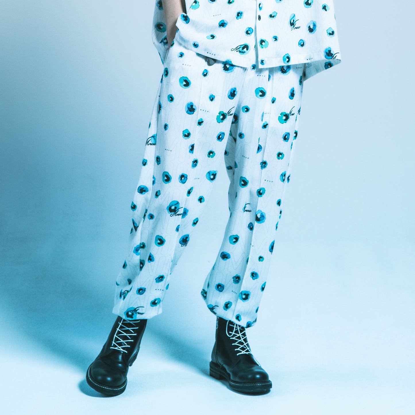 MUZE TURQUOISE LABEL - FLOWER HANDWRITING LOGO EASY PANTS (WHITE) ミューズ グラフィック パンツ ホワイト