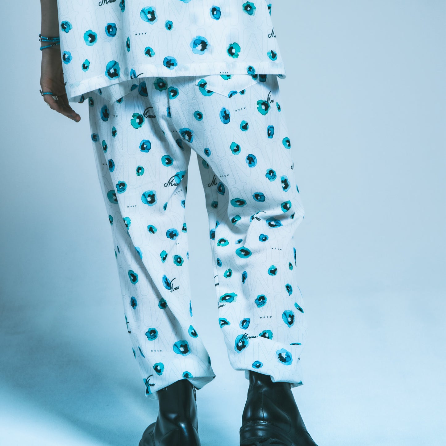 MUZE TURQUOISE LABEL - FLOWER HANDWRITING LOGO EASY PANTS (WHITE) ミューズ グラフィック パンツ ホワイト