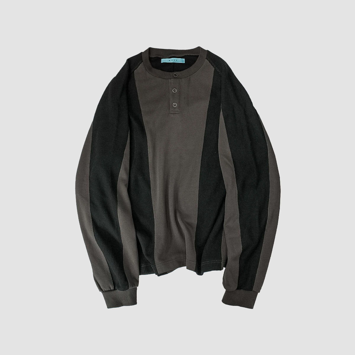 MUZE TURQUOISE LABEL - 【STRIPE HENLEY NECK WAFFLE SWEAT】(BLACK×CHARCOAL)ミューズ 2023年秋冬 ヘンリーネック ワッフル スウェット ブラック チャコール