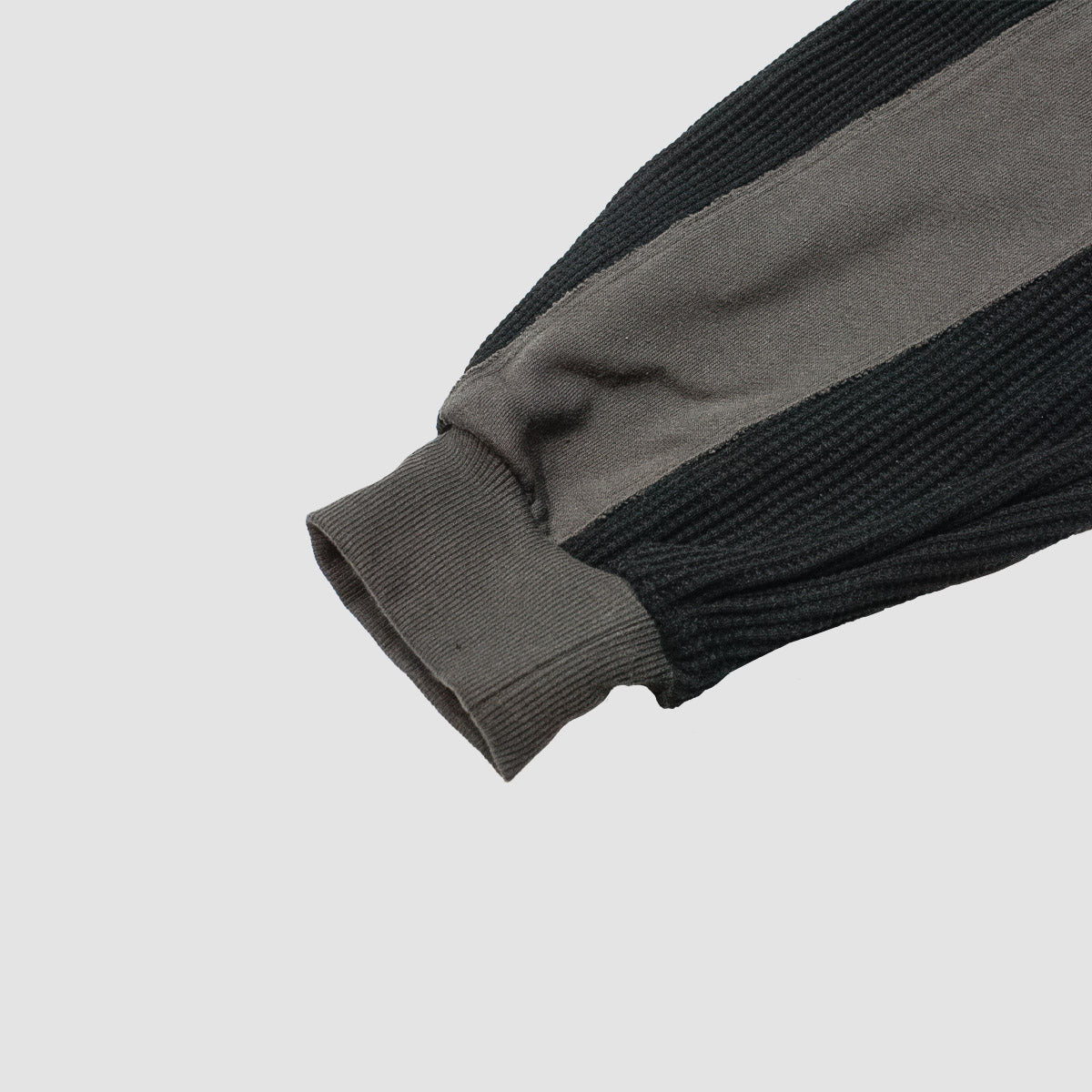 MUZE TURQUOISE LABEL - 【STRIPE HENLEY NECK WAFFLE SWEAT】(BLACK×CHARCOAL)ミューズ 2023年秋冬 ヘンリーネック ワッフル スウェット ブラック チャコール