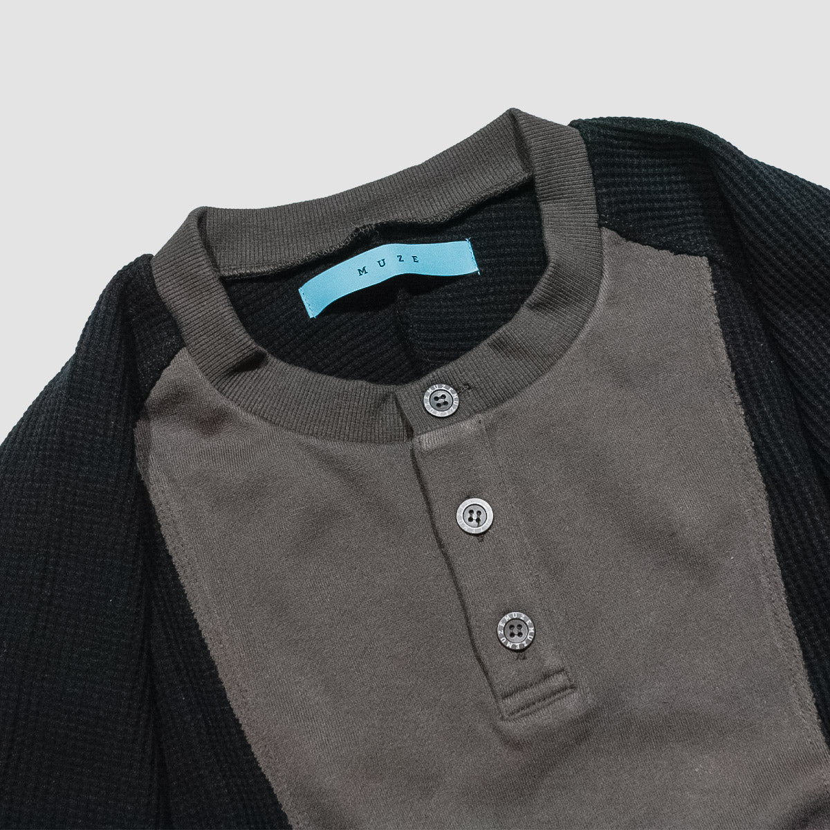 MUZE TURQUOISE LABEL - 【STRIPE HENLEY NECK WAFFLE SWEAT】(BLACK×CHARCOAL)ミューズ 2023年秋冬 ヘンリーネック ワッフル スウェット ブラック チャコール