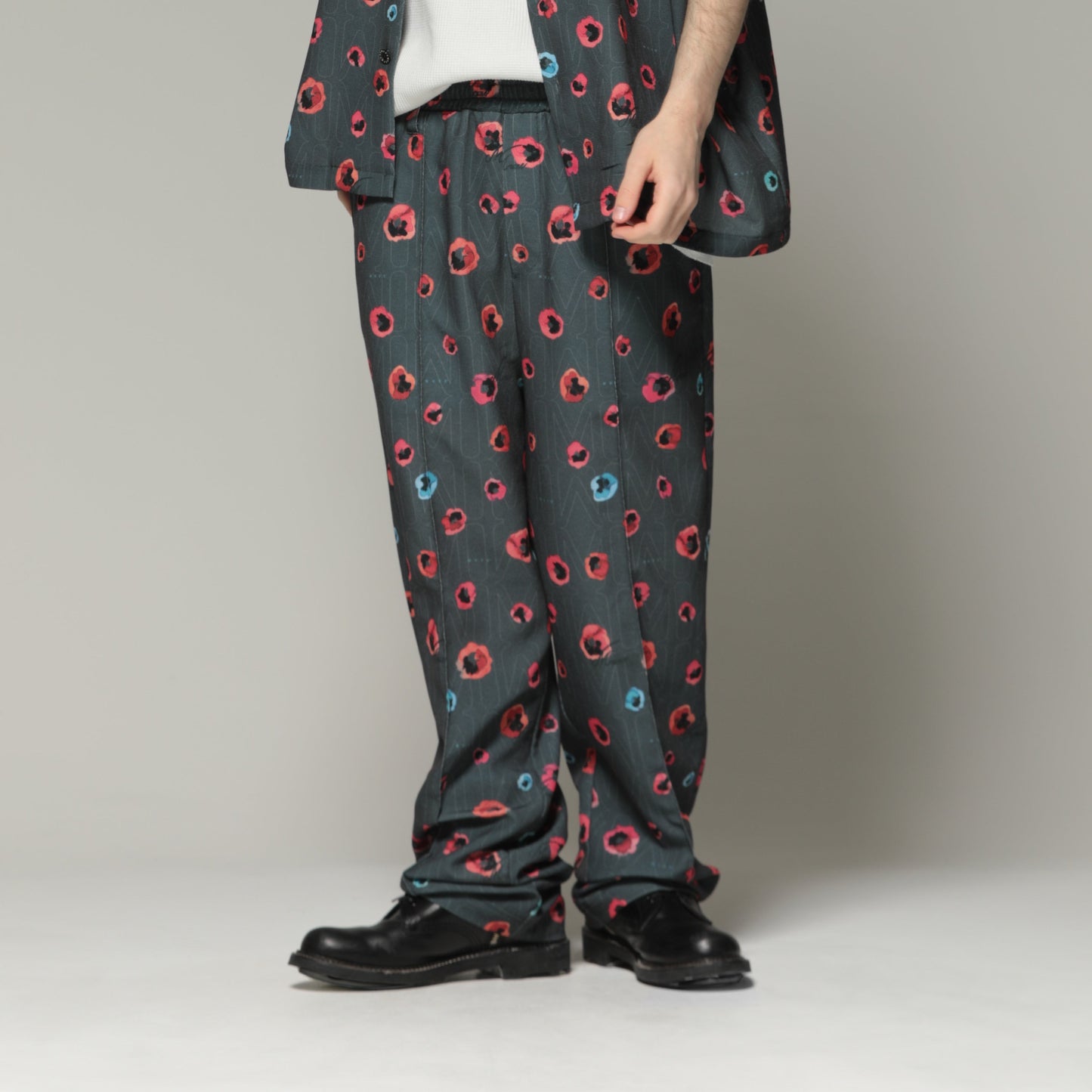 MUZE TURQUOISE LABEL - FLOWER HANDWRITING LOGO EASY PANTS (CHARCOAL GRAY) ミューズ グラフィック パンツ チャコール