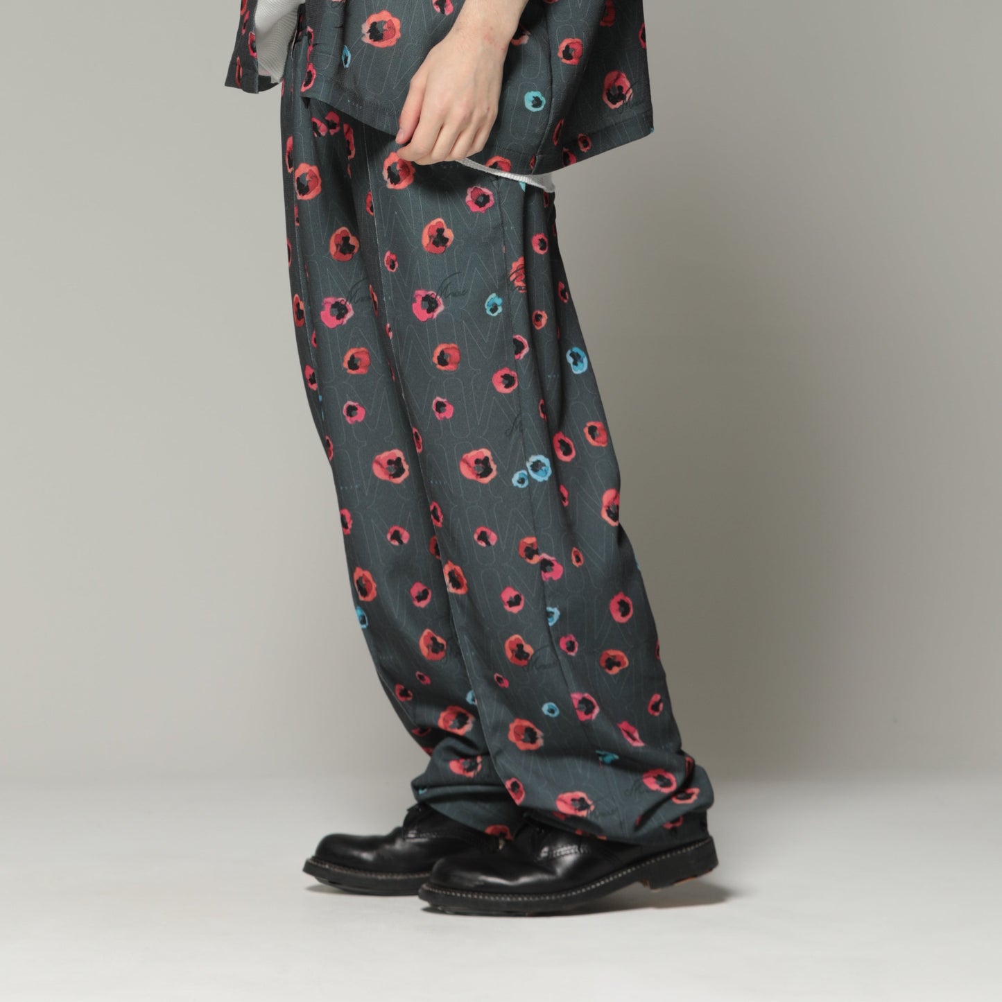 MUZE TURQUOISE LABEL - FLOWER HANDWRITING LOGO EASY PANTS (CHARCOAL GRAY) ミューズ グラフィック パンツ チャコール