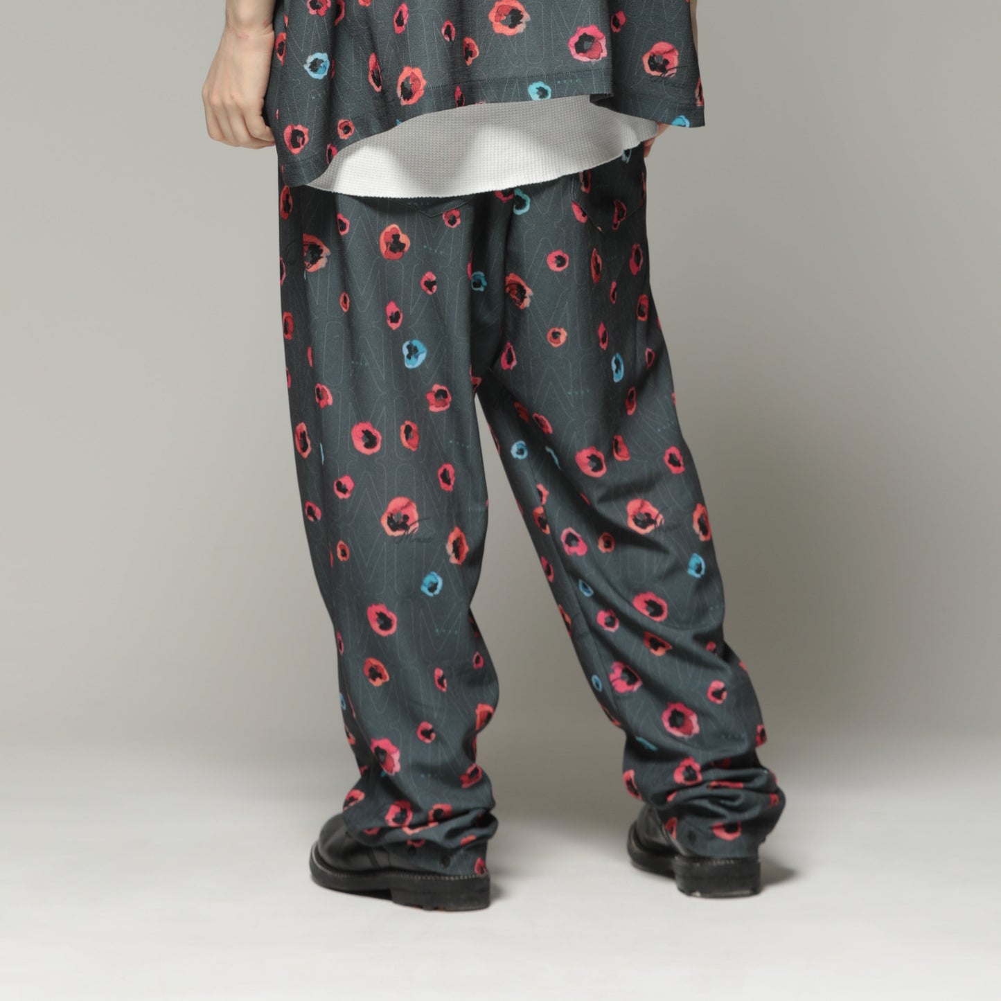MUZE TURQUOISE LABEL - FLOWER HANDWRITING LOGO EASY PANTS (CHARCOAL GRAY) ミューズ グラフィック パンツ チャコール
