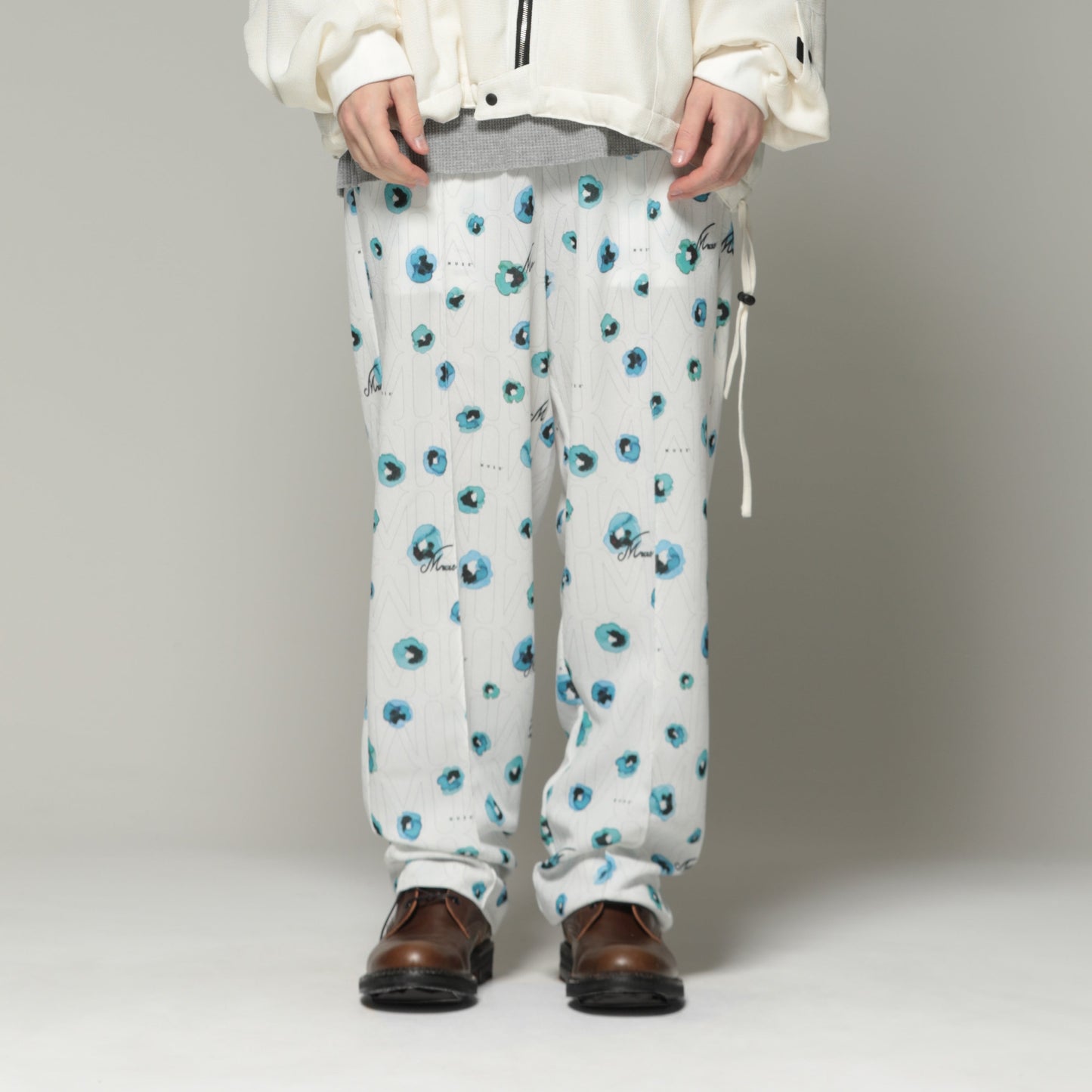 MUZE TURQUOISE LABEL - FLOWER HANDWRITING LOGO EASY PANTS (WHITE) ミューズ グラフィック パンツ ホワイト