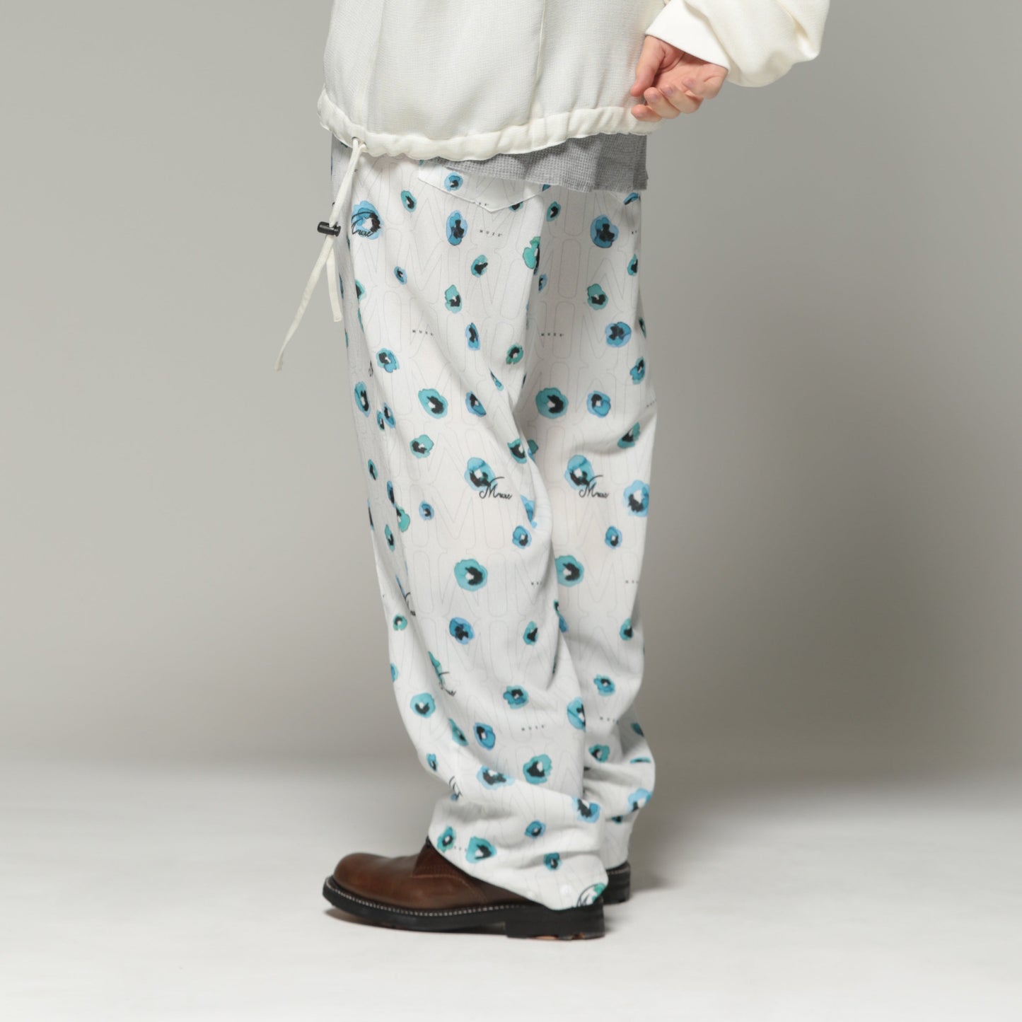 MUZE TURQUOISE LABEL - FLOWER HANDWRITING LOGO EASY PANTS (WHITE) ミューズ グラフィック パンツ ホワイト