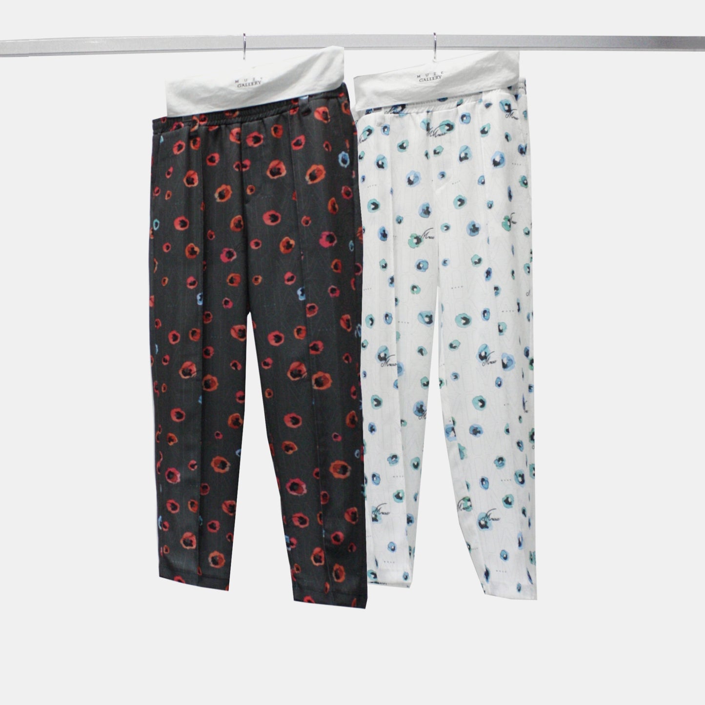 MUZE TURQUOISE LABEL - FLOWER HANDWRITING LOGO EASY PANTS (WHITE) ミューズ グラフィック パンツ ホワイト