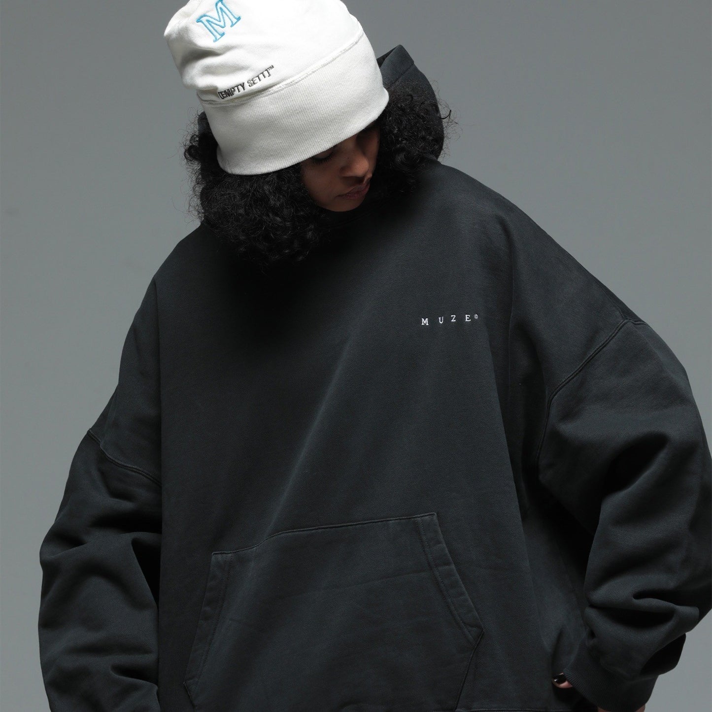 MUZE TURQUOISE LABEL - MUZE®︎ EMBROIDERY PIGMENT DYE HOODIE(PIGMENT BLACK)ミューズ 刺繍 フーディー ピグメント ブラック