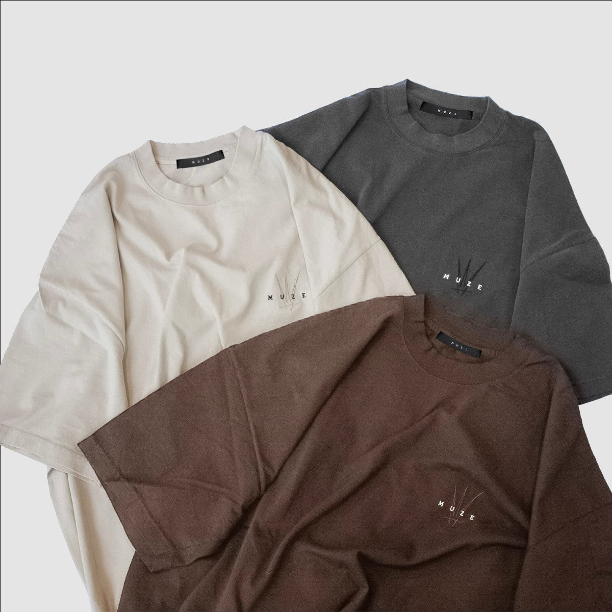 MUZE BLACK LABEL - MUZE×OLI LOGO EMBROIDERY GARMENT DYE T-SHIRT (OFF WHITE)ミューズ オリ 2023年春夏 刺繍Tシャツ オフホワイト