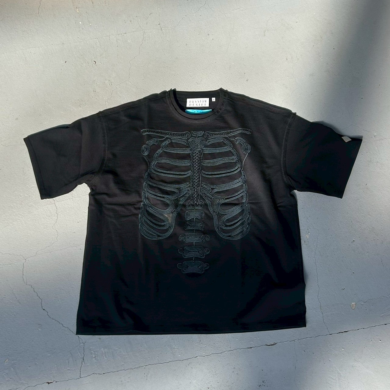 MUZE TURQUOISE LABEL × el conductorH -【Cord Embroidered T-shirt(BONES)(BK × TQ)】 ミューズ コンダクター コード 刺繍 Tシャツ ボーン ブラック ターコイズ