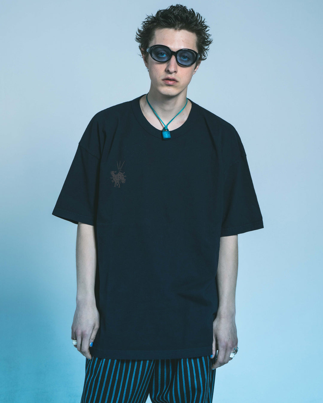 MUZE BLACK LABEL - MUZE × OLI WARP EMBROIDERY GARMENT DYE T-SHIRT (BLACK)ミューズ オリ 2023年春夏 刺繍Tシャツ ブラック
