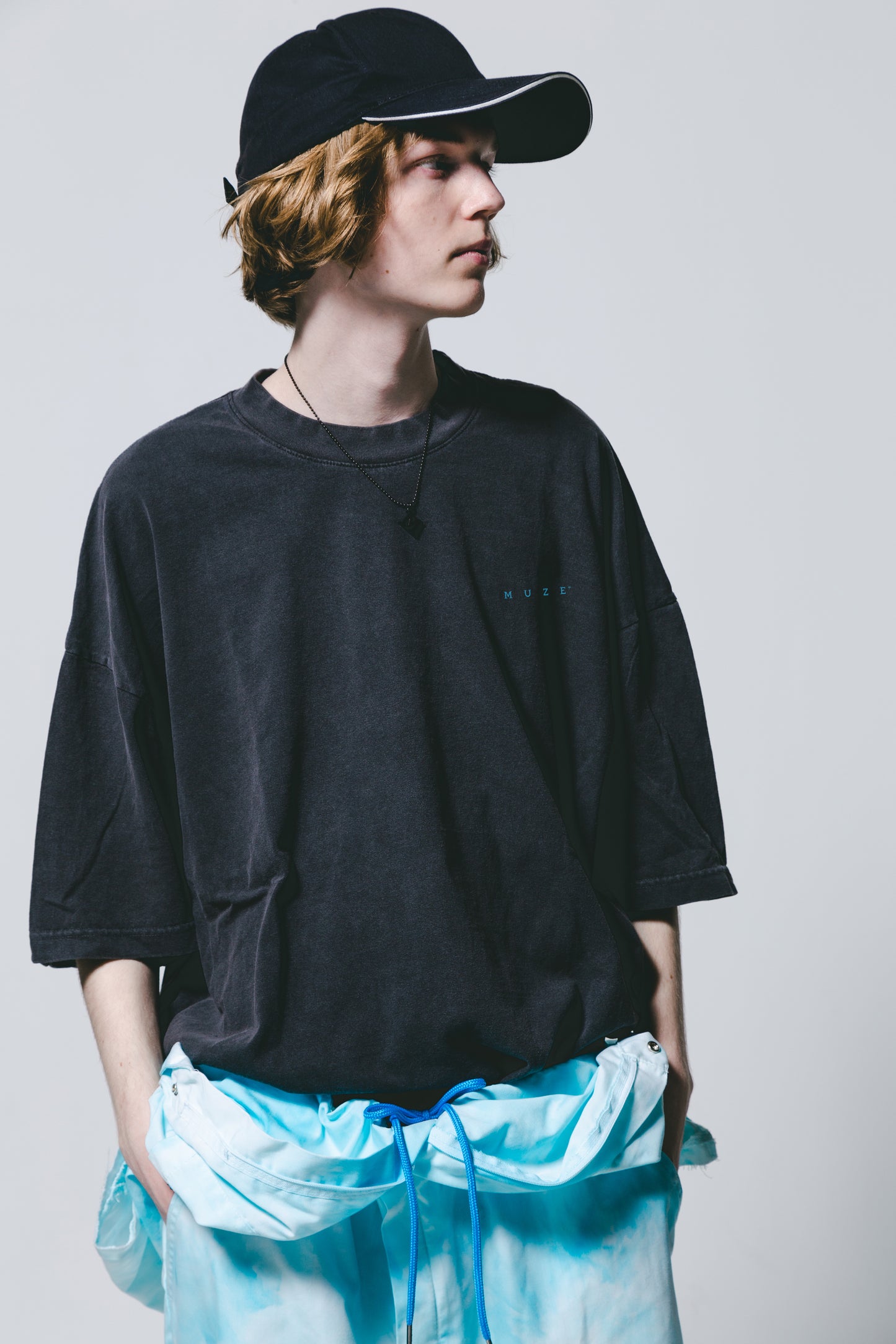 MUZE BLACK LABEL -【25SS MUZE® LOGO T-SHIRT(PIGMENT BLACK×TURQUOISE)】ミューズ ロゴ Tシャツ ピグメント ブラック ターコイズ