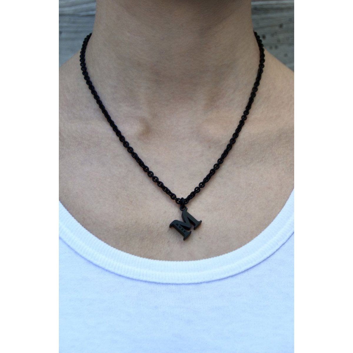 MUZE - M LOGO NECKLACE (SHINY BLACK) ミューズ ロゴ ネックレス シャイニーブラック