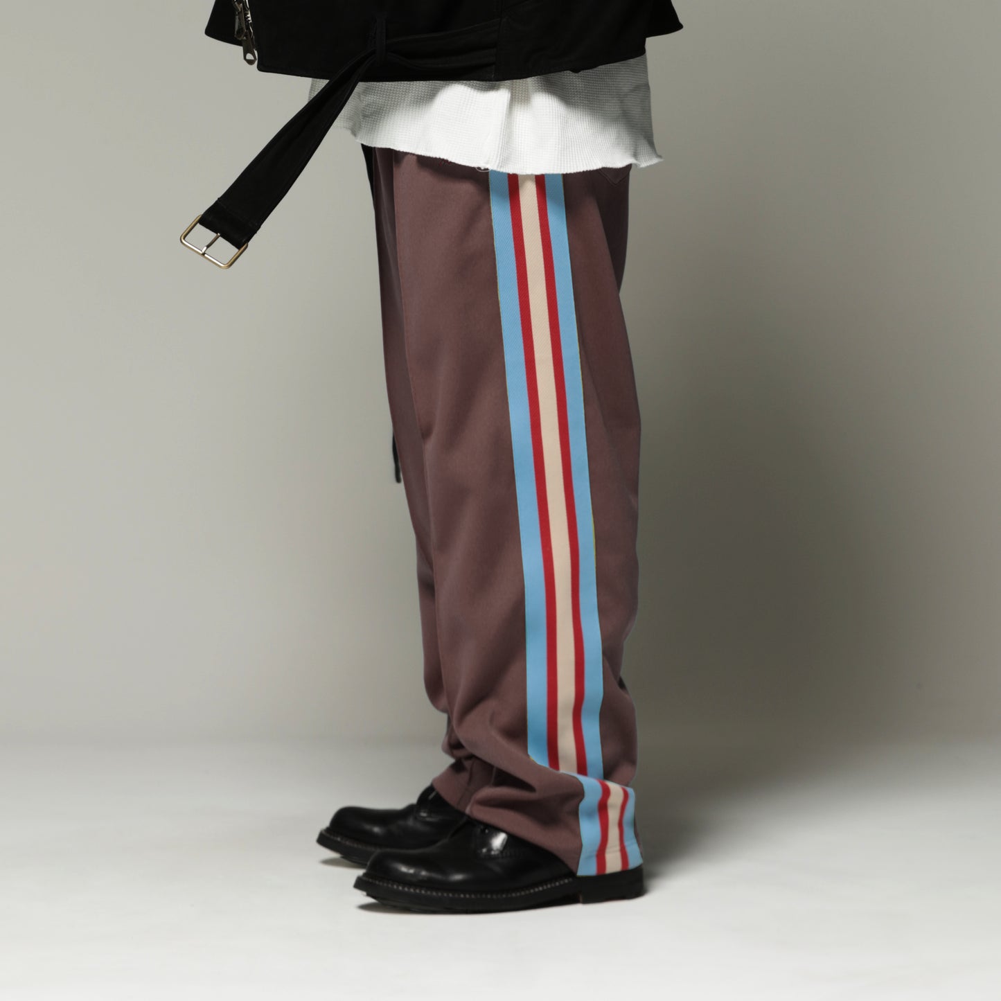 MUZE TURQUOISE LABEL - TRACK JERSEY PANTS(BROWN×RED LINE) ミューズ 2023年春夏 ジャージスラックス ブラウン