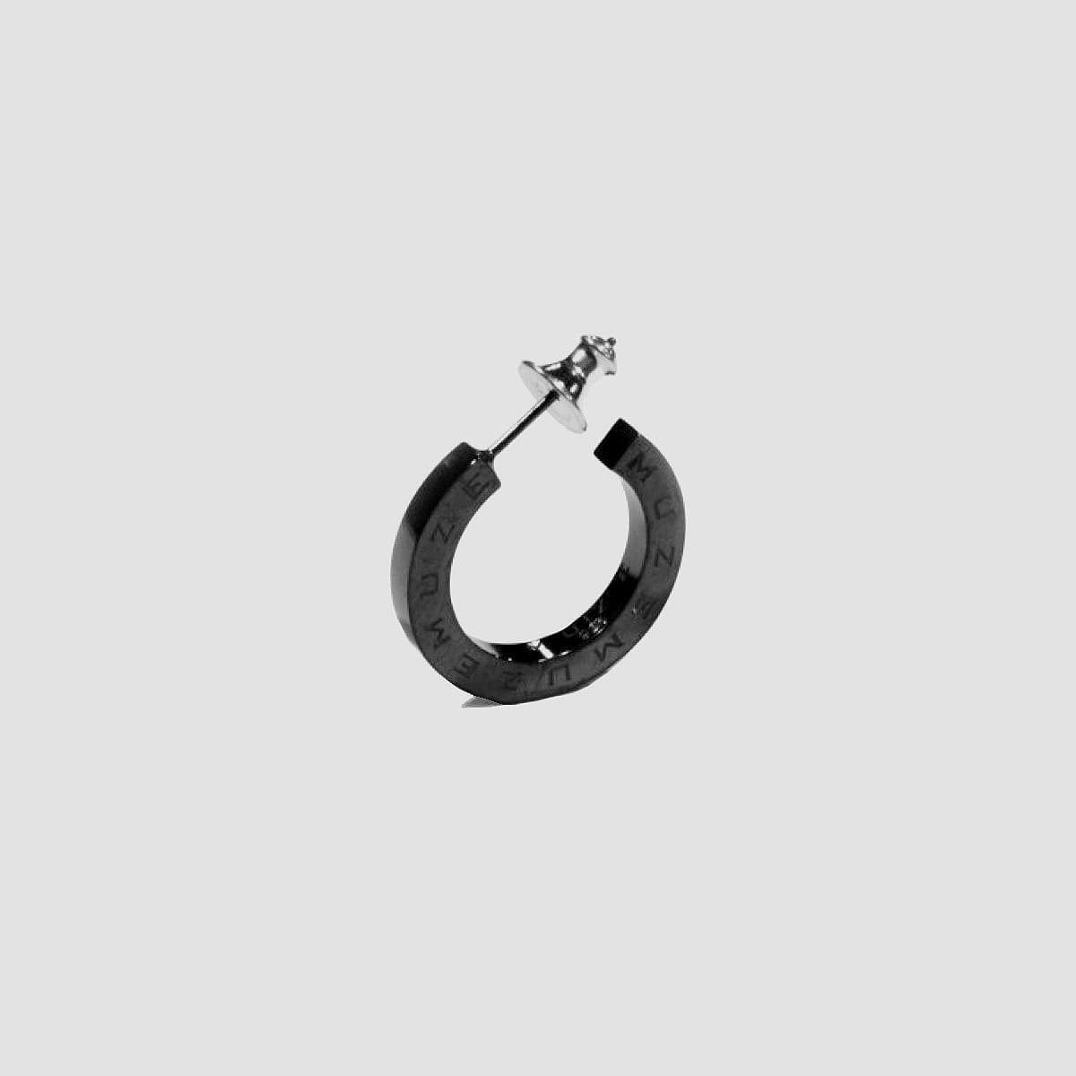 MUZE ミューズ 【LOGO EARRINGS(SV925)】ロゴ イアリング(BLACK