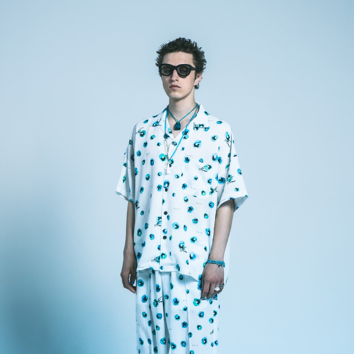 MUZE TURQUOISE LABEL - FLOWER HANDWRITING LOGO OPEN COLLAR SHIRT(WHITE) ミューズ 2023年春夏 グラフィックシャツ ホワイト