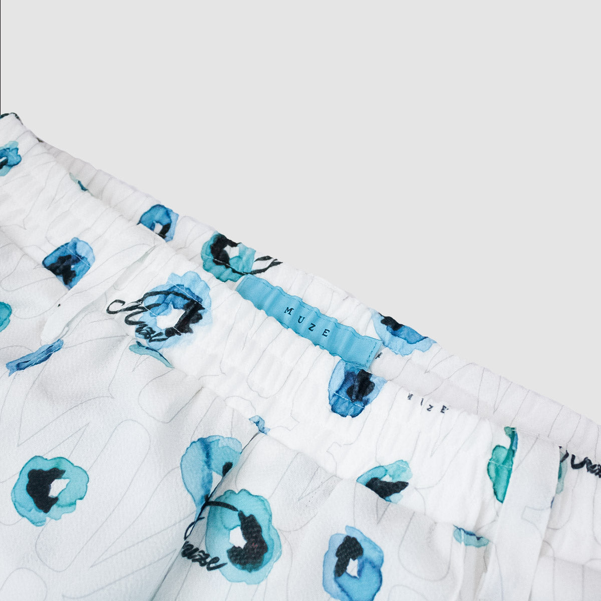 MUZE TURQUOISE LABEL - FLOWER HANDWRITING LOGO EASY PANTS (WHITE) ミューズ グラフィック パンツ ホワイト