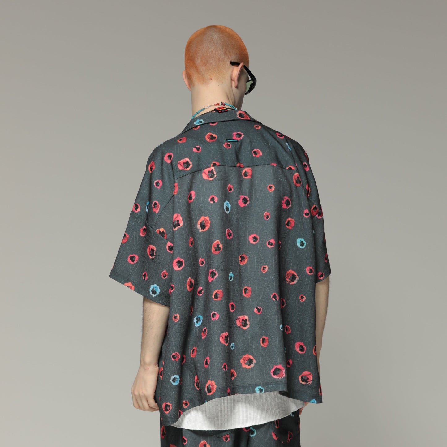 MUZE TURQUOISE LABEL -FLOWER HANDWRITING LOGO OPEN COLLAR SHIRT(CHACOAL GRAY) ミューズ 2023年春夏 グラフィックシャツ チャコール