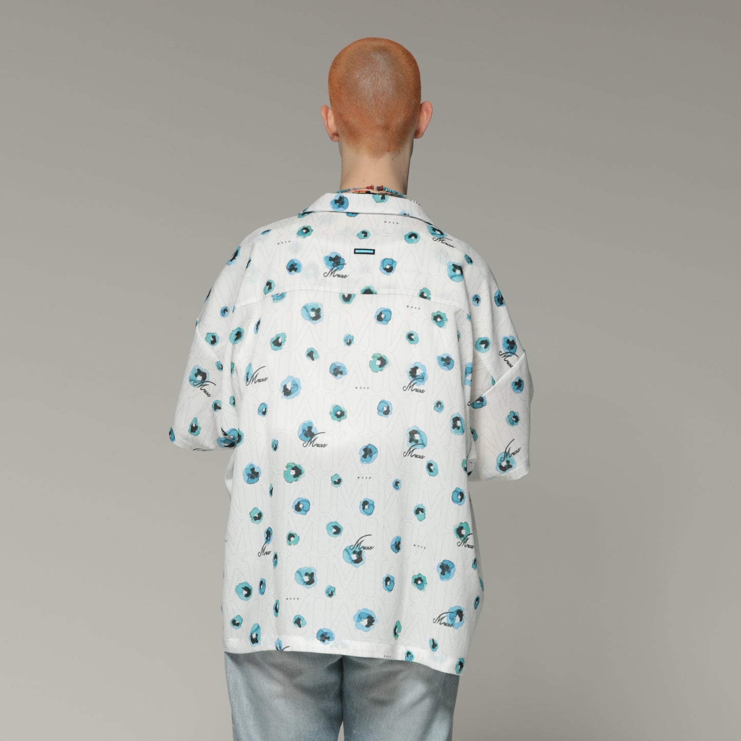 MUZE TURQUOISE LABEL - FLOWER HANDWRITING LOGO OPEN COLLAR SHIRT(WHITE) ミューズ 2023年春夏 グラフィックシャツ ホワイト