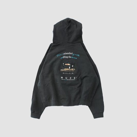 MUZE TURQUOISE LABEL - MUZE®︎ EMBROIDERY PIGMENT DYE HOODIE(PIGMENT BLACK)ミューズ 刺繍 フーディー ピグメント ブラック