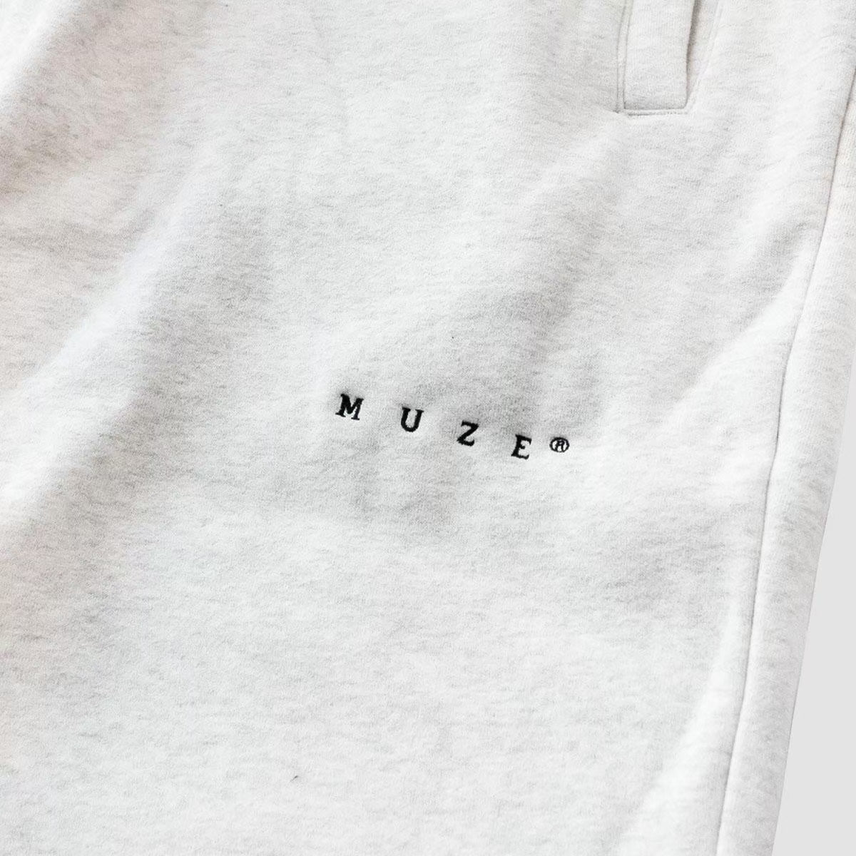 MUZE TURQUOISE LABEL - MUZE®︎ EMBROIDERY SWEAT PANTS(MOKU)ミューズ 2024年秋冬 刺繍  スウェット パンツ モク