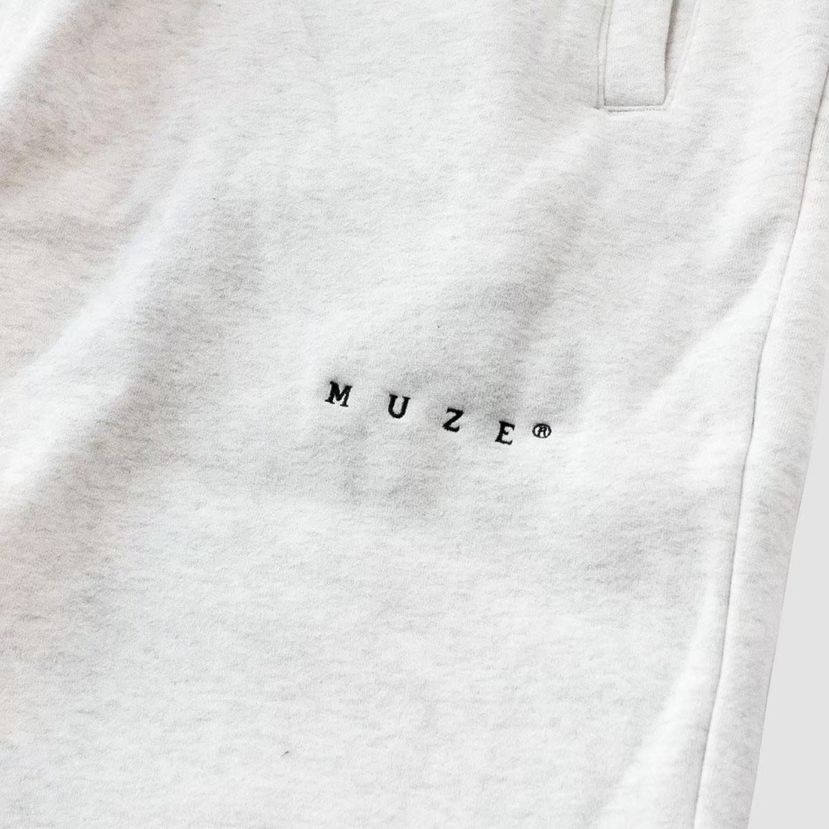 MUZE TURQUOISE LABEL - MUZE®︎ EMBROIDERY SWEAT PANTS(MOKU)ミューズ 2024年秋冬 刺繍 スウェット パンツ モク