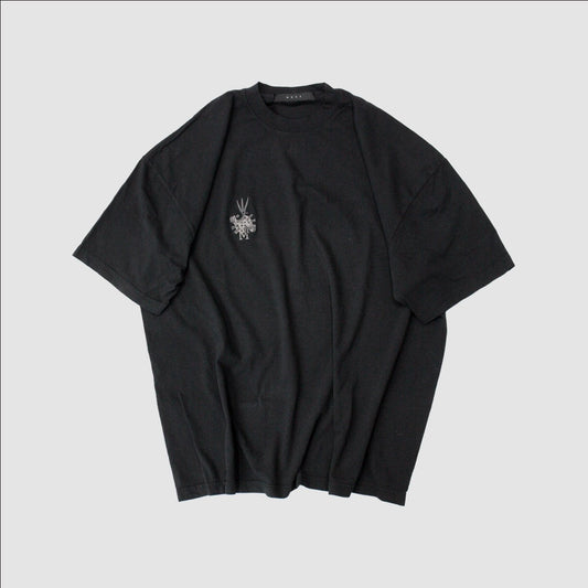 MUZE BLACK LABEL - MUZE × OLI WARP EMBROIDERY GARMENT DYE T-SHIRT (BLACK)ミューズ オリ 2023年春夏 刺繍Tシャツ ブラック