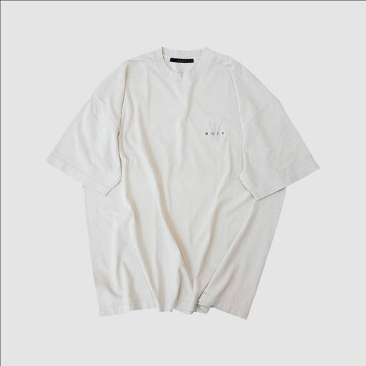 MUZE BLACK LABEL - MUZE×OLI LOGO EMBROIDERY GARMENT DYE T-SHIRT (OFF WHITE)ミューズ オリ 2023年春夏 刺繍Tシャツ オフホワイト