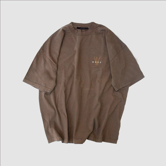 MUZE BLACK LABEL - MUZE×OLI LOGO EMBROIDERY GARMENT DYE T-SHIRT (BROWN)ミューズ オリ 2023年春夏 刺繍Tシャツ ブラウン