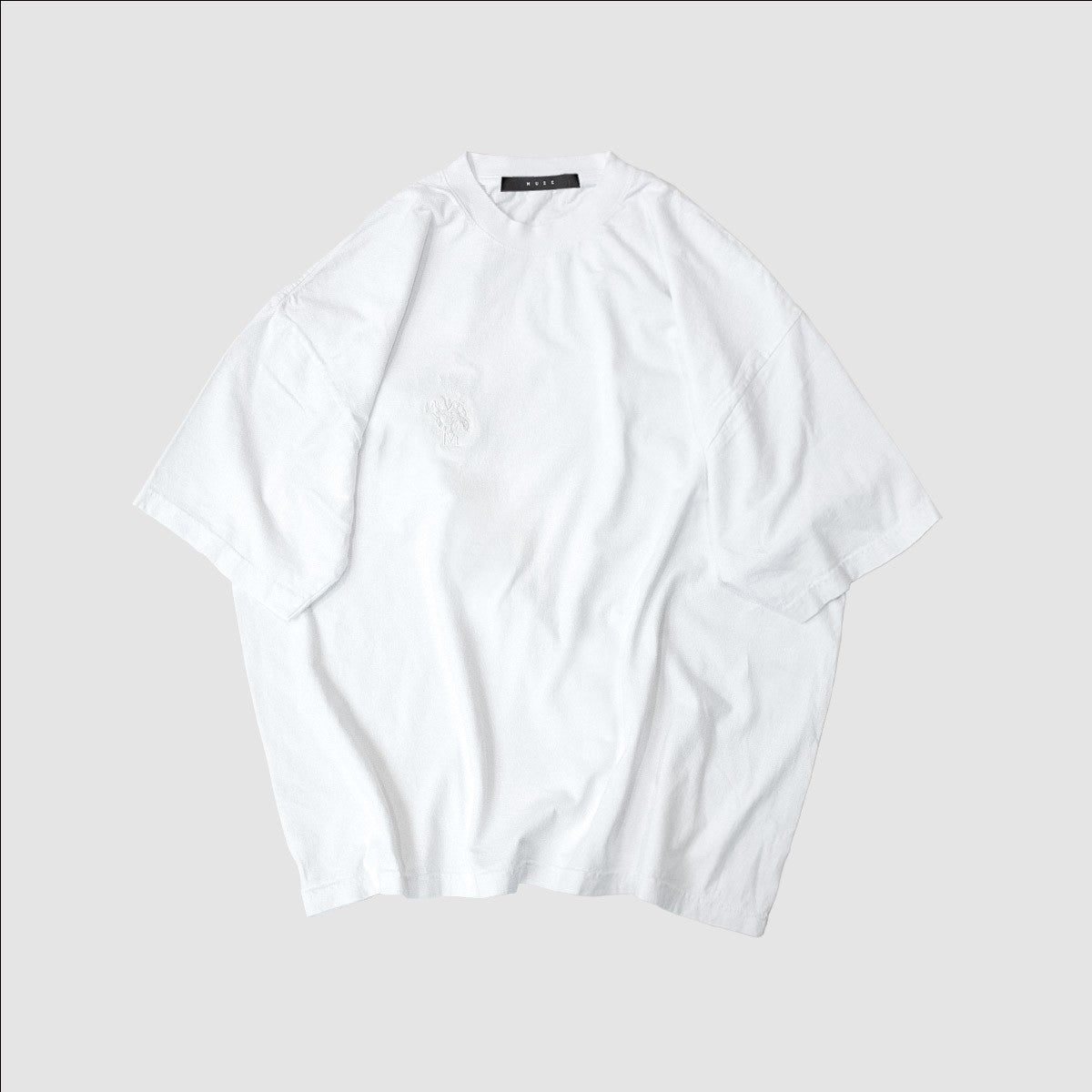 MUZE BLACK LABEL - MUZE × OLI WARP EMBROIDERY GARMENT DYE T-SHIRT (WHITE)ミューズ オリ 2023年春夏  刺繍TEE ホワイト