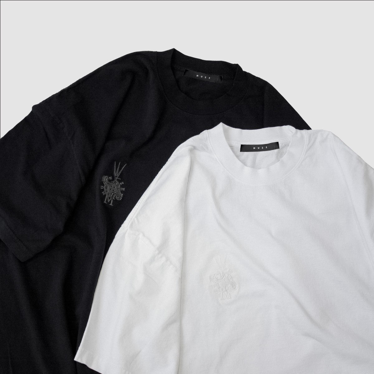 MUZE BLACK LABEL - MUZE × OLI WARP EMBROIDERY GARMENT DYE T-SHIRT (WHITE)ミューズ オリ 2023年春夏  刺繍TEE ホワイト