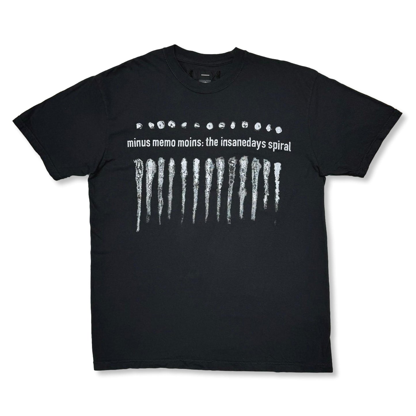 MINUS -【BOOTLEG TEE(MONOCHROMESHINE)(5 YEARS BLACK)】マイナス グラフィック Tシャツ モノクロ ブラック