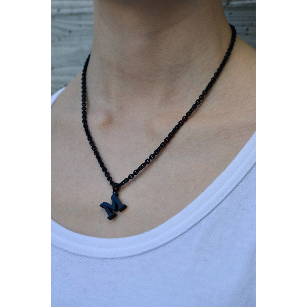 MUZE - M LOGO NECKLACE (SHINY BLACK) ミューズ ロゴ ネックレス シャイニーブラック – MUZE TOKYO