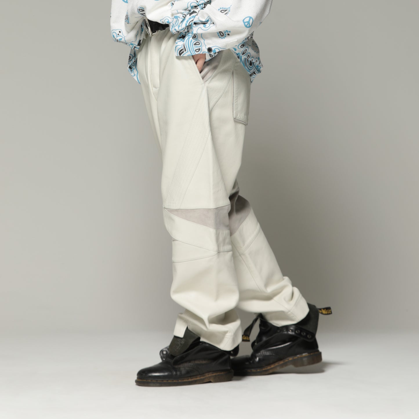 MUZE TURQUOISE LABEL - CIRCUIT WIDE LEATHER TROUSERS(OFF WHITE)  ミューズ 2022年秋冬コレクション レザー トラウザーズ オフ ホワイト