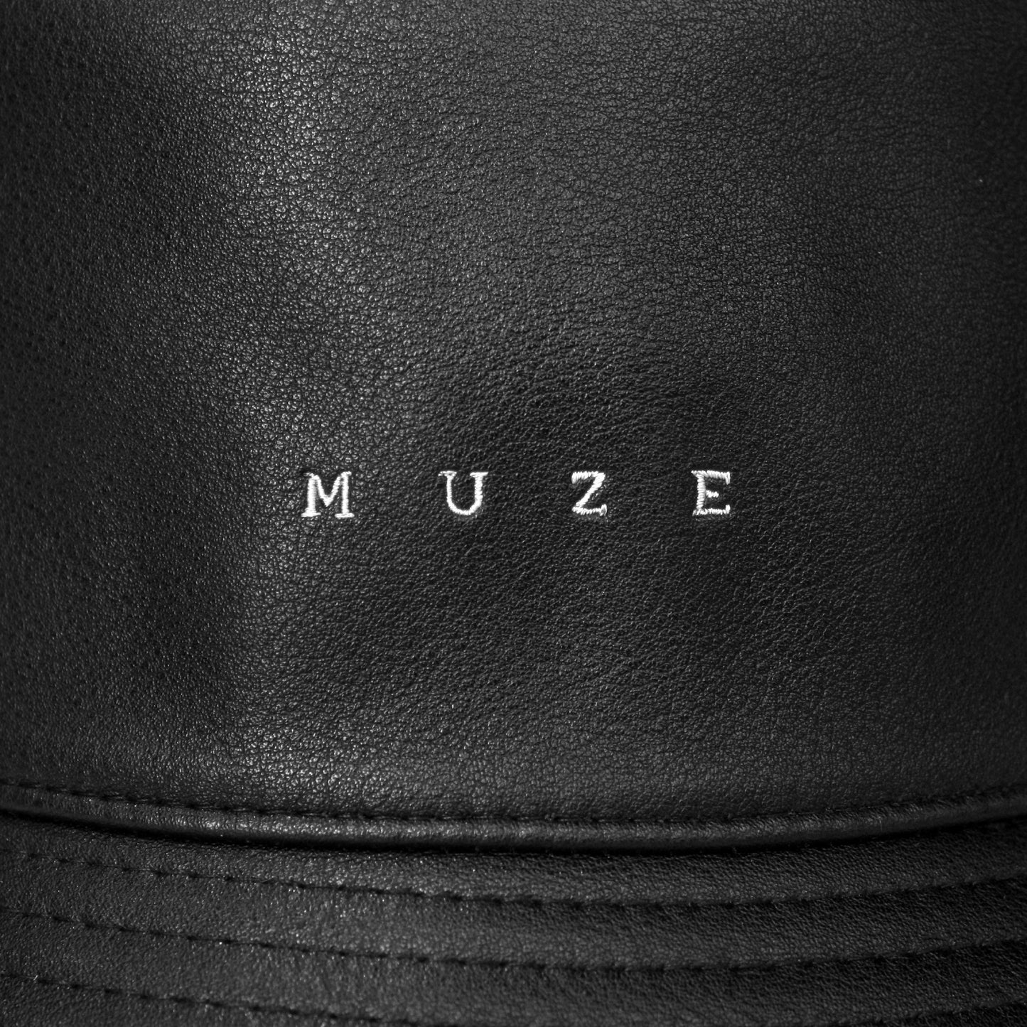 MUZE ミューズ【LOGO LEATHER BUCKET HAT】ロゴ レザー バケットハット（BLACK×WHITE）