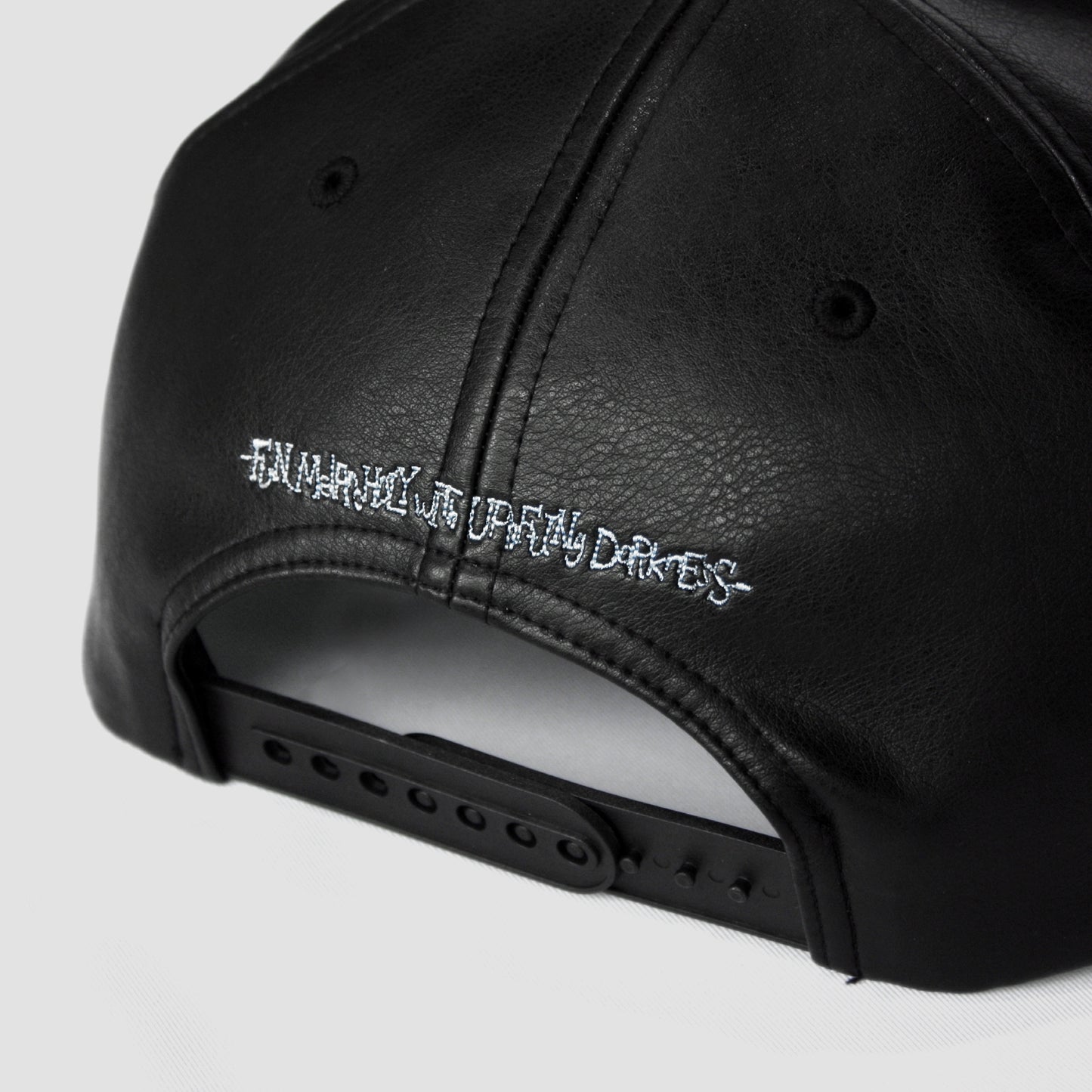 MUZE ミューズ 【LOGO LEATHER SNAPBACK CAP】ロゴ レザー スナップバック キャップ（BLACK×WHITE）