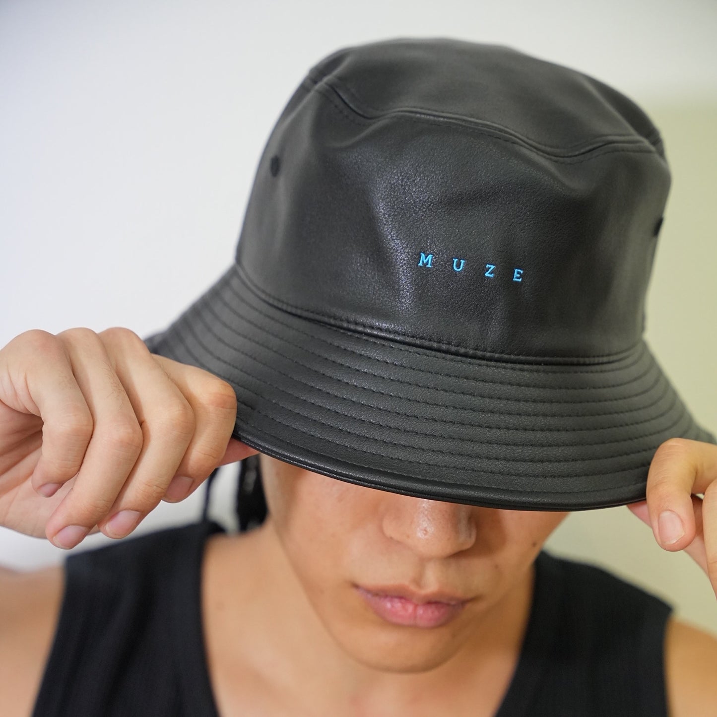 MUZE ミューズ【LOGO LEATHER BUCKET HAT】ロゴ レザー バケットハット（BLACK×TURQUOISE）
