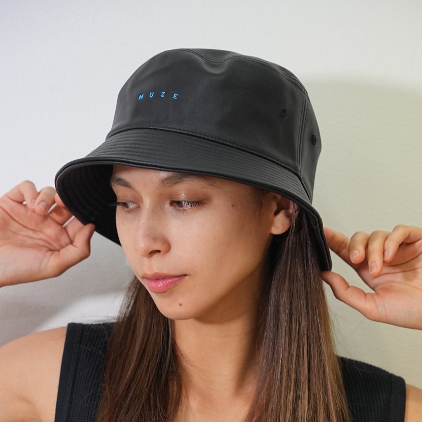 MUZE ミューズ【LOGO LEATHER BUCKET HAT】ロゴ レザー バケットハット（BLACK×TURQUOISE）