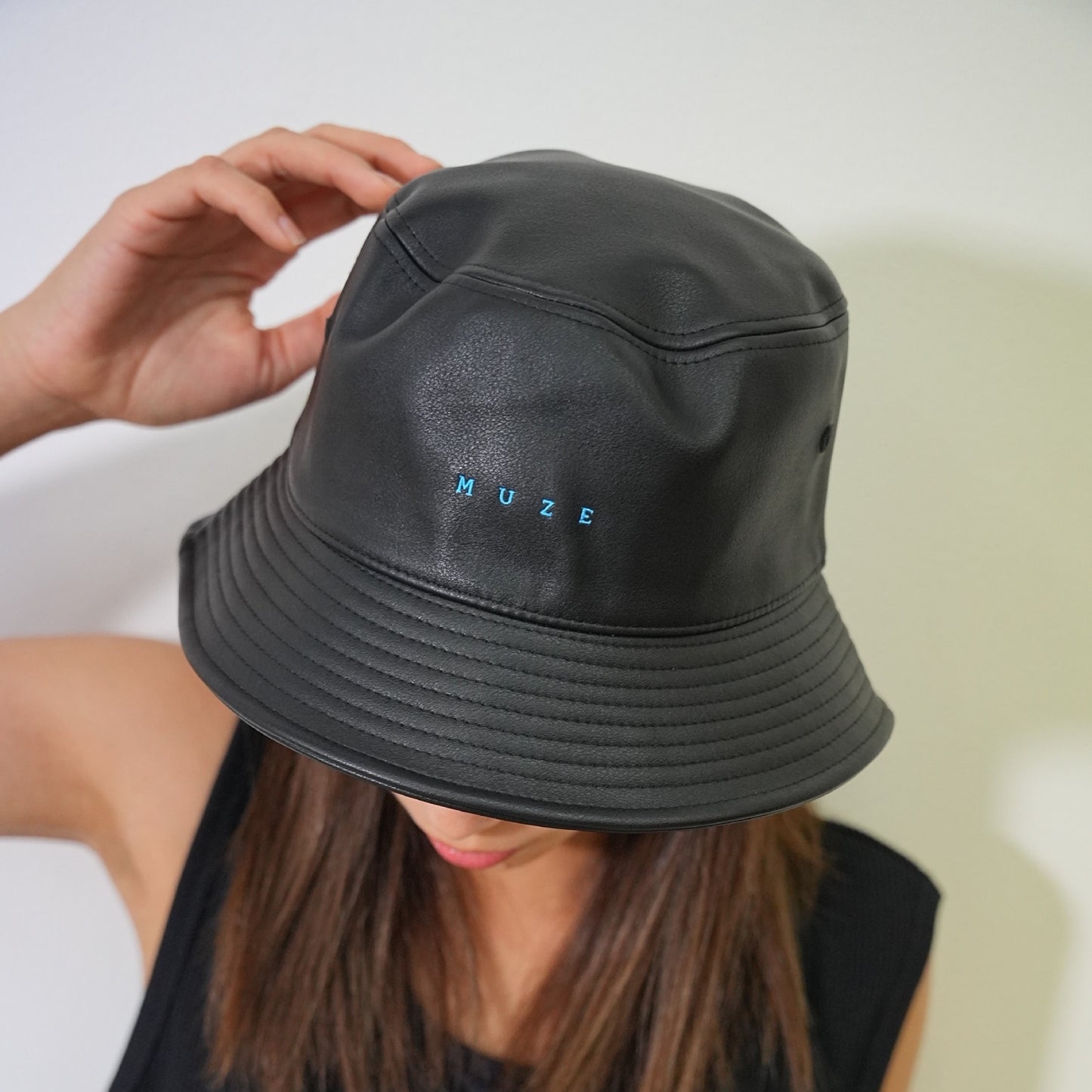 MUZE ミューズ【LOGO LEATHER BUCKET HAT】ロゴ レザー バケットハット（BLACK×TURQUOISE）