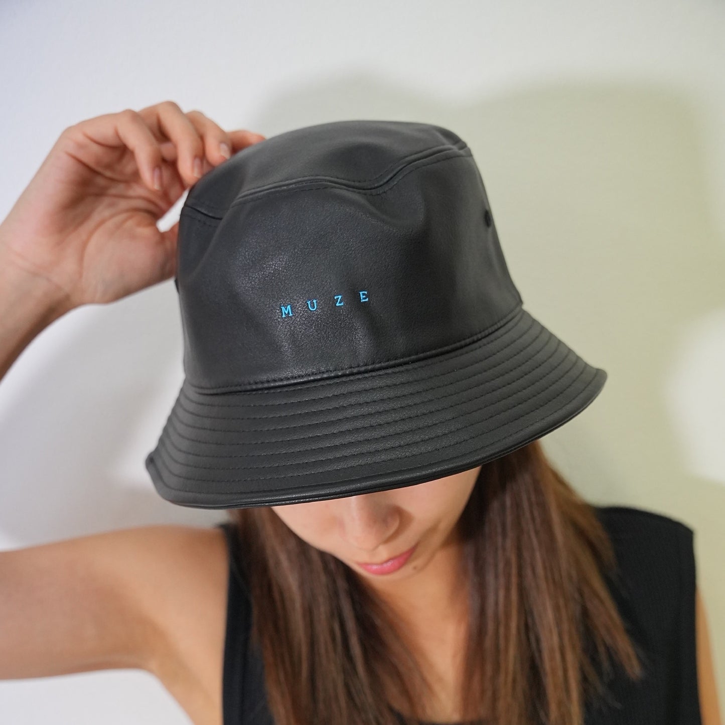 MUZE ミューズ【LOGO LEATHER BUCKET HAT】ロゴ レザー バケットハット（BLACK×TURQUOISE）