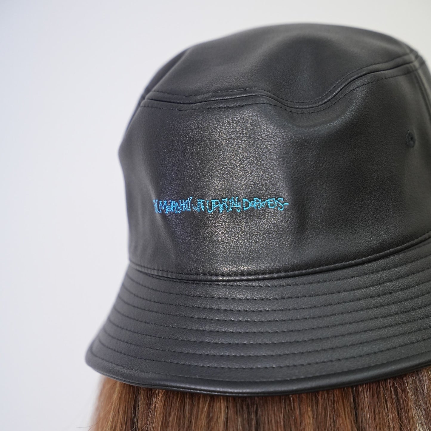 MUZE ミューズ【LOGO LEATHER BUCKET HAT】ロゴ レザー バケットハット（BLACK×TURQUOISE）