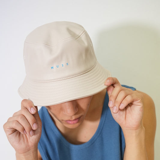 MUZE ミューズ【LOGO LEATHER BUCKET HAT】ロゴ レザー バケットハット（BEIGE×TURQUOISE）