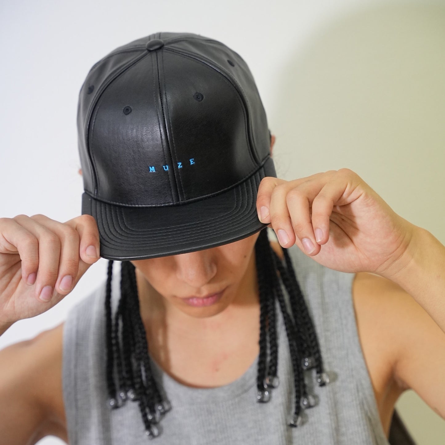 MUZE ミューズ 【LOGO LEATHER SNAPBACK CAP】ロゴ レザー スナップバック キャップ(BLACK×TURQUOISE)