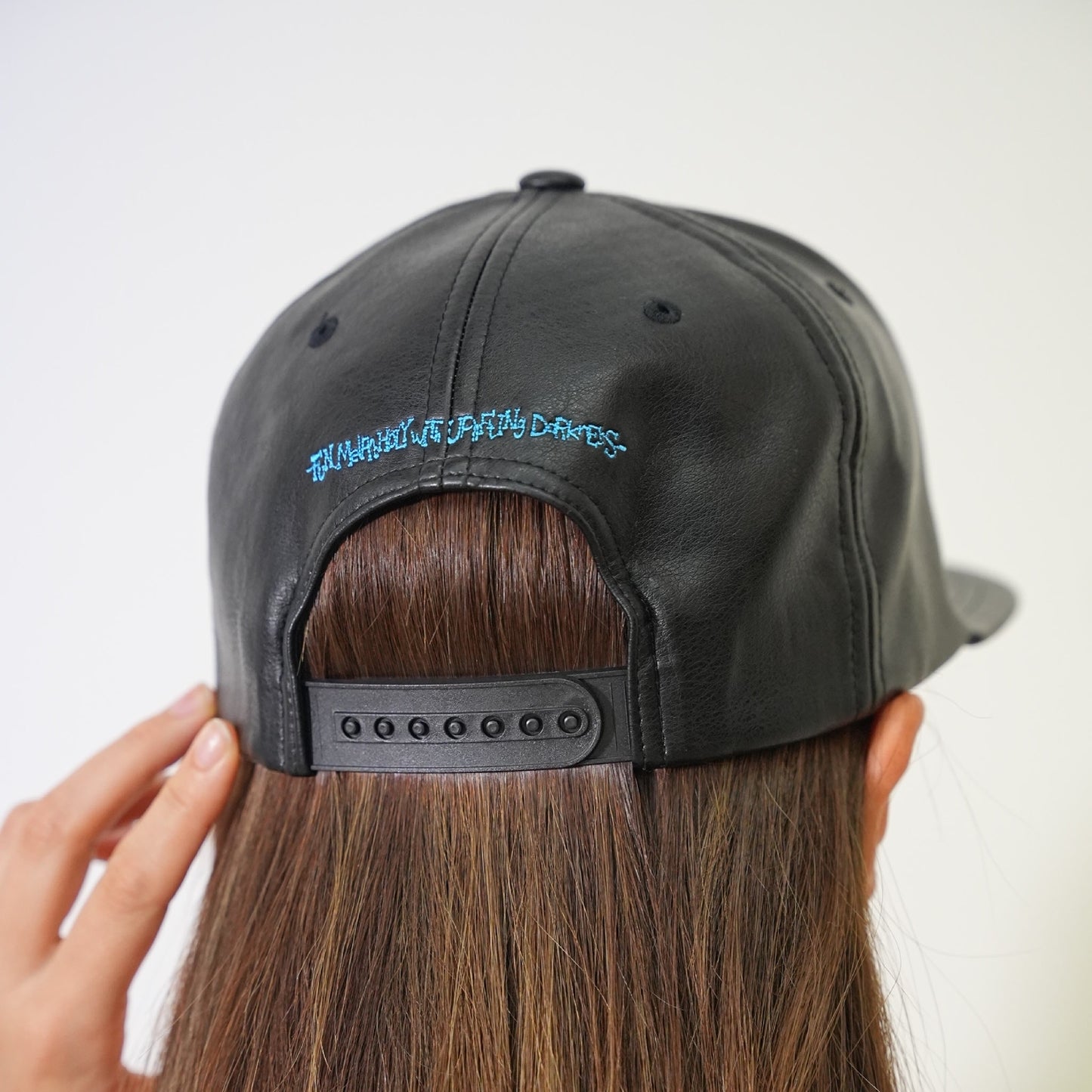 MUZE ミューズ 【LOGO LEATHER SNAPBACK CAP】ロゴ レザー スナップバック キャップ(BLACK×TURQUOISE)