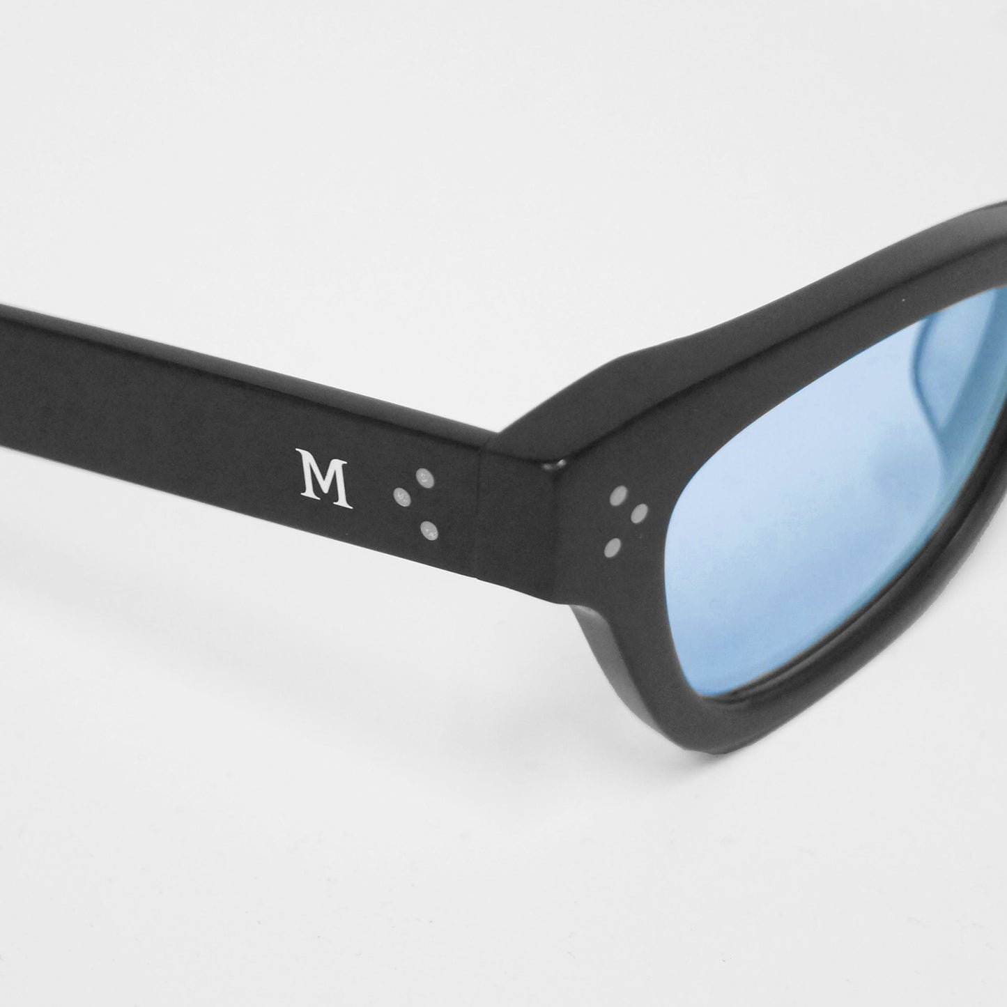 MUZE TURQUOISE LABEL ミューズ ターコイズ レーベル 【Cat Eye Sunglasses produced by INARI】キャットアイ サングラス プロデュースド バイ イナリ（ブラック×ブルー）