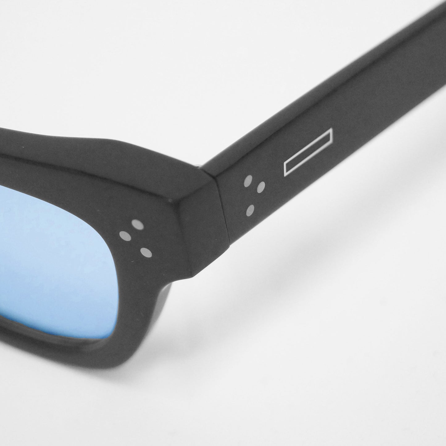 MUZE TURQUOISE LABEL ミューズ ターコイズ レーベル 【Cat Eye Sunglasses produced by INARI】キャットアイ サングラス プロデュースド バイ イナリ（ブラック×ブルー）